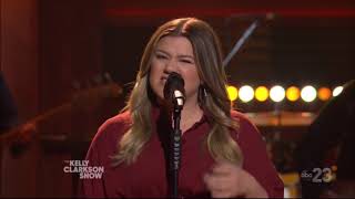 Kelly Clarkson Sings I'll Think of a Reason Later,  Lee Ann Womack Live Concert Performance Nov 2021