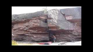 preview picture of video 'Bouldering in Grottan, Åland - Hallon pingvin 6C'