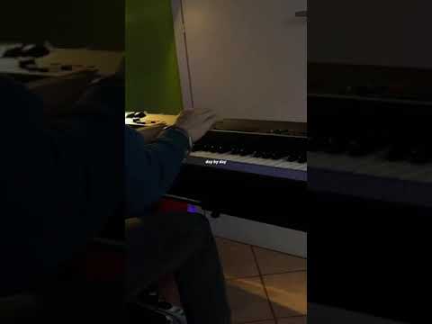 RKOMI suona il pianoforte