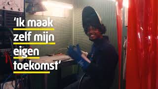 Een student loopt de praktijkruimte van de opleiding Timmerman binnen
