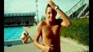 preview picture of video 'Niente bagnini in piscina a Casale (Settembre 2004)'