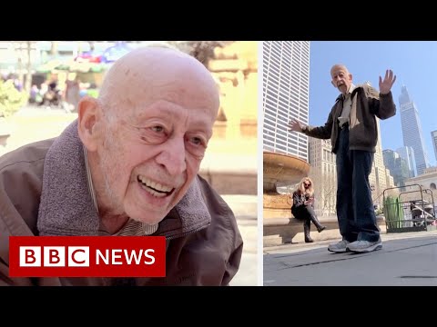 Covidワクチン接種後、89歳の男性がニューヨークの街中でダンスを披露 - BBC News (Man, 89, dances in New York streets after Covid vaccination - BBC News)