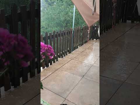 Kroupy na terase 🌧️ ASMR déšť a bouřka #shorts