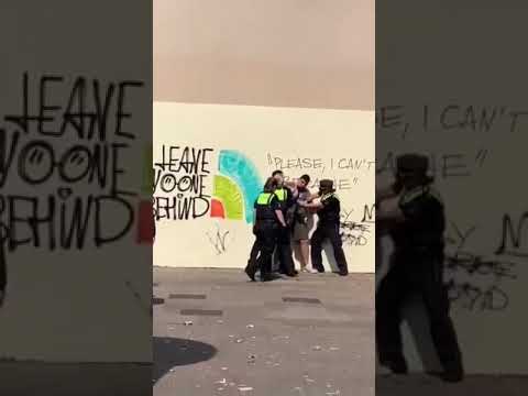 11 Polizisten gegen 15 Jährigen. #gegenpolizeigewalt