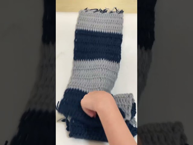 Vídeo relacionado con Harry Potter Infinity Ravenclaw - Bufanda bordada en color azul y gris, 100% poliacrílico.
