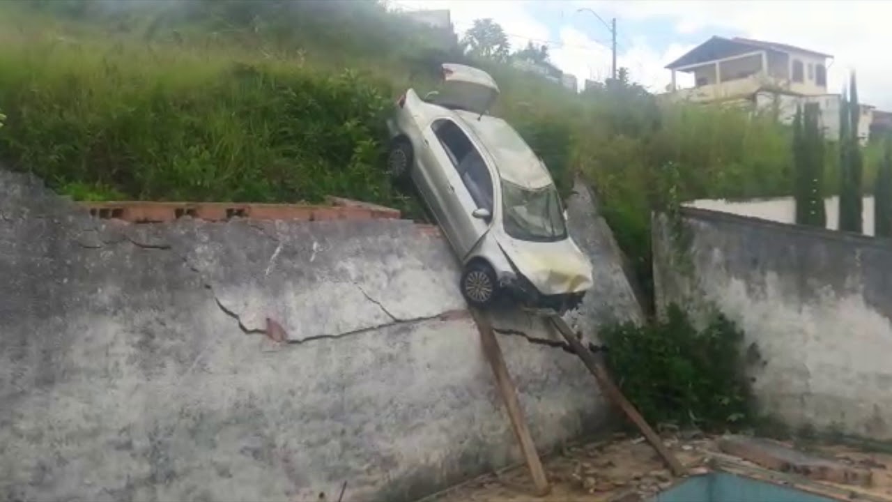 Imagem: GUINCHO RETIRA CARRO QUE CAIU EM PISCINA NO BOM PASTOR
