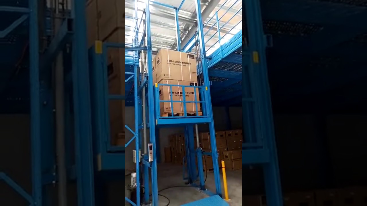 Cargo lift working in warehouse--XYZLIFT
