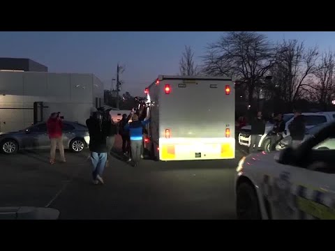 パターソンの有罪が確定し、法廷を後にする刑務所のワゴン車｜REUTERS (Prison van leaves court after Patterson found guilty | REUTERS)