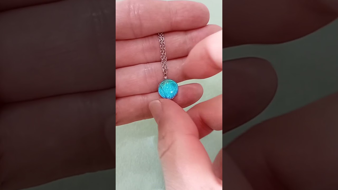 Collana da 12mm con vera ala di Morpho deidamia sotto lente in vetro con elegante riflesso blu marmorizzato iridescente