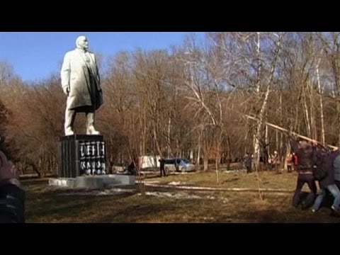 Ukraine Protesters Topple Lenin Statues