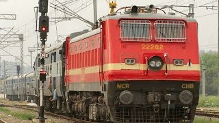 preview picture of video 'UNCHAHAR EXPRESS 14218 PASSING THROUGH UNNAO JN☺☺'