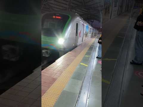 Metro Train Arrived At sakinaka Metro station 🚉. #subscribe #mumbaimetro #train