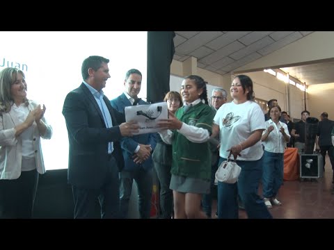 El Gobernador entregó computadoras a alumnos del departamento 25 de Mayo