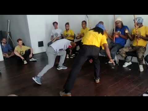 contramestre oiao visitando cademia de capoeira Angola do mestre Valmir em Salvador Bahia
