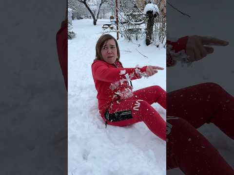 ТЫ С ПОДРУГОЙ ИГРАЕШЬ В СНЕЖКИ #shorts