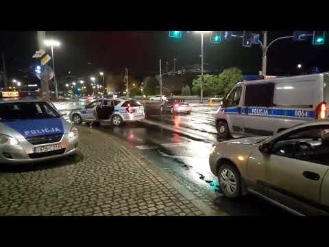 Radiowóz na sygnale rozbija dwa auta