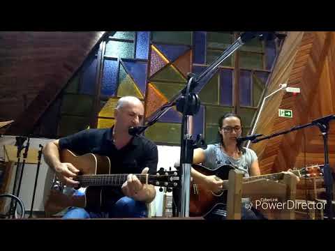 Lenta e calma sobre a terra, desce a noite e foge a luz