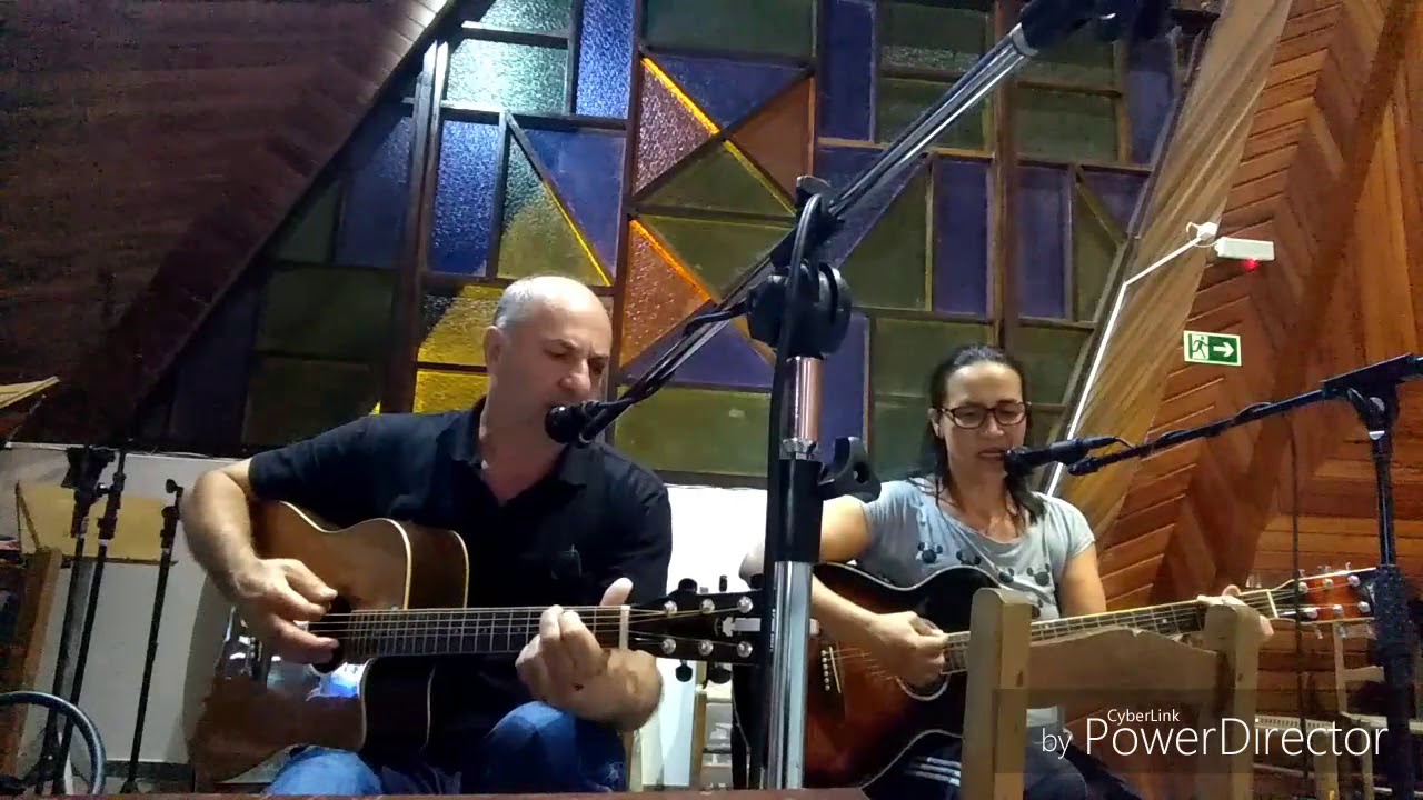 Lenta e calma sobre a terra, desce a noite e foge a luz