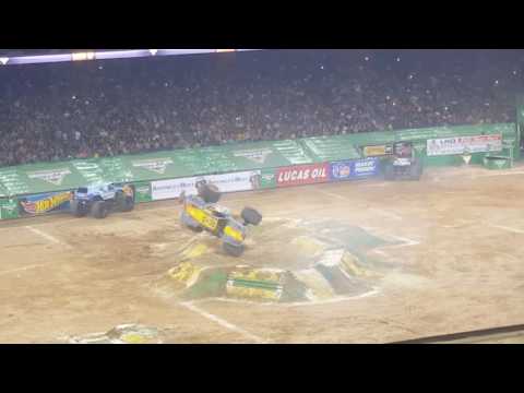Monster jam: Max-D with 6 saves and a frontflip!!