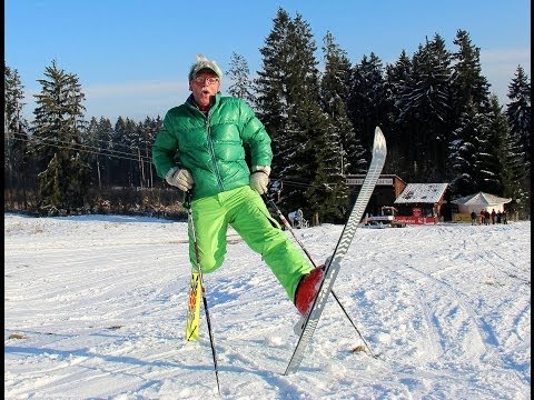 Trickski-Fahrer zeigt seine Tricks am Hohen Gras