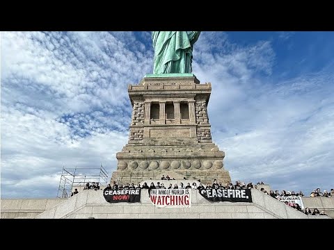 شاهد مطالبين بوقف "الإبادة الجماعية في غزة".. ناشطون يهود يحتلَون تمثال الحرية في نيويورك