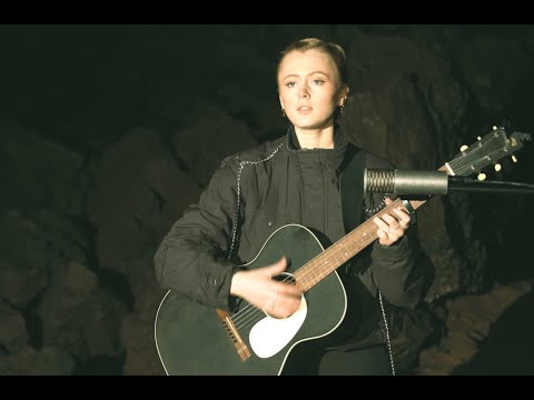 Elín Hall performs "Manndráp af gáleysi" for The Line of Best Fit