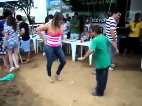 Baixinho dançador de Forró 2015 , musica Garota Safada desce piriguete