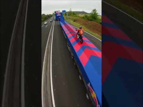 La locura más peligrosa sobre dos ruedas en carretera 🤯 #motorcycle #extreme #shocking