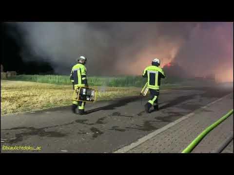 2020 07 25 Übach Palenberg: Brennt beladener Anhänger mit Stroh