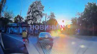 Автомобиль сбил мопедиста в центре Николаева: на видео попал момент аварии