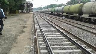preview picture of video 'GOC/WDP-4D 40243  Ernakulam KSR Bengalure Intercity Express Screams Past The BTPN Oil tanker Rake Lo'