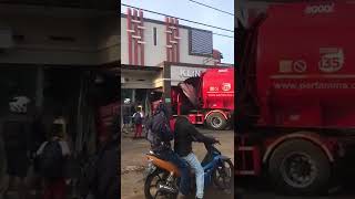 Download lagu Laka Truck minyak tengki tabrak rumah video... mp3