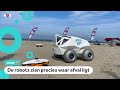Kinderen en robots maken het strand schoon