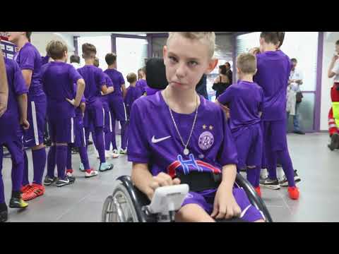Kevins THERASUIT THERAPIE wurde vom Fußballclub AUSTRIA WIEN unterstützt. Hemiparese.