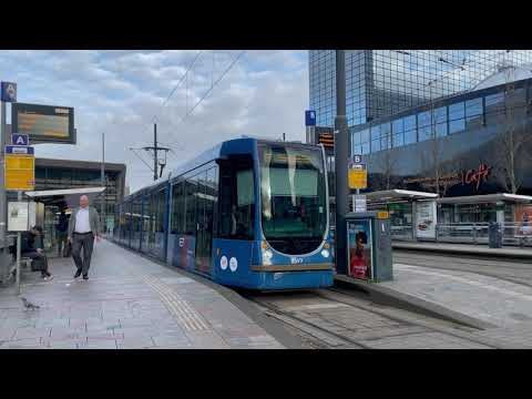 De Slimme Tram (Citadis 2149) van de RET vertrekt aan de halte Rotterdam Centraal