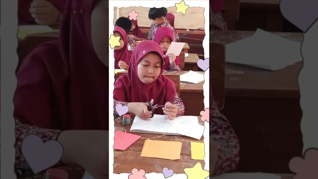 Membuat Mozaik menggunakan kertas origami di kelas 3