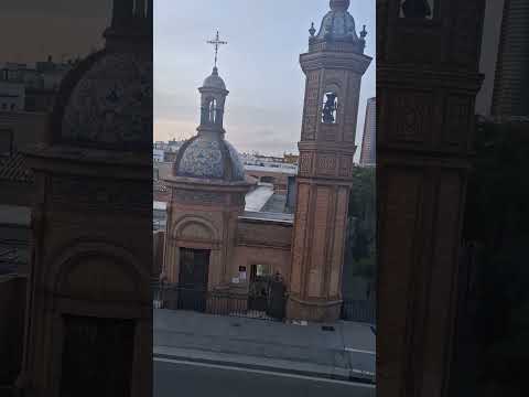 @Nilocampanero  poniendo la campana "Nuestra Señora de la O"al reves(CAPILLA DEL CARMEN,SEVILLA)