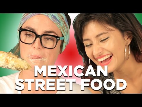 人々はメキシコのストリートフードを試す (People Try Mexican Street Food)