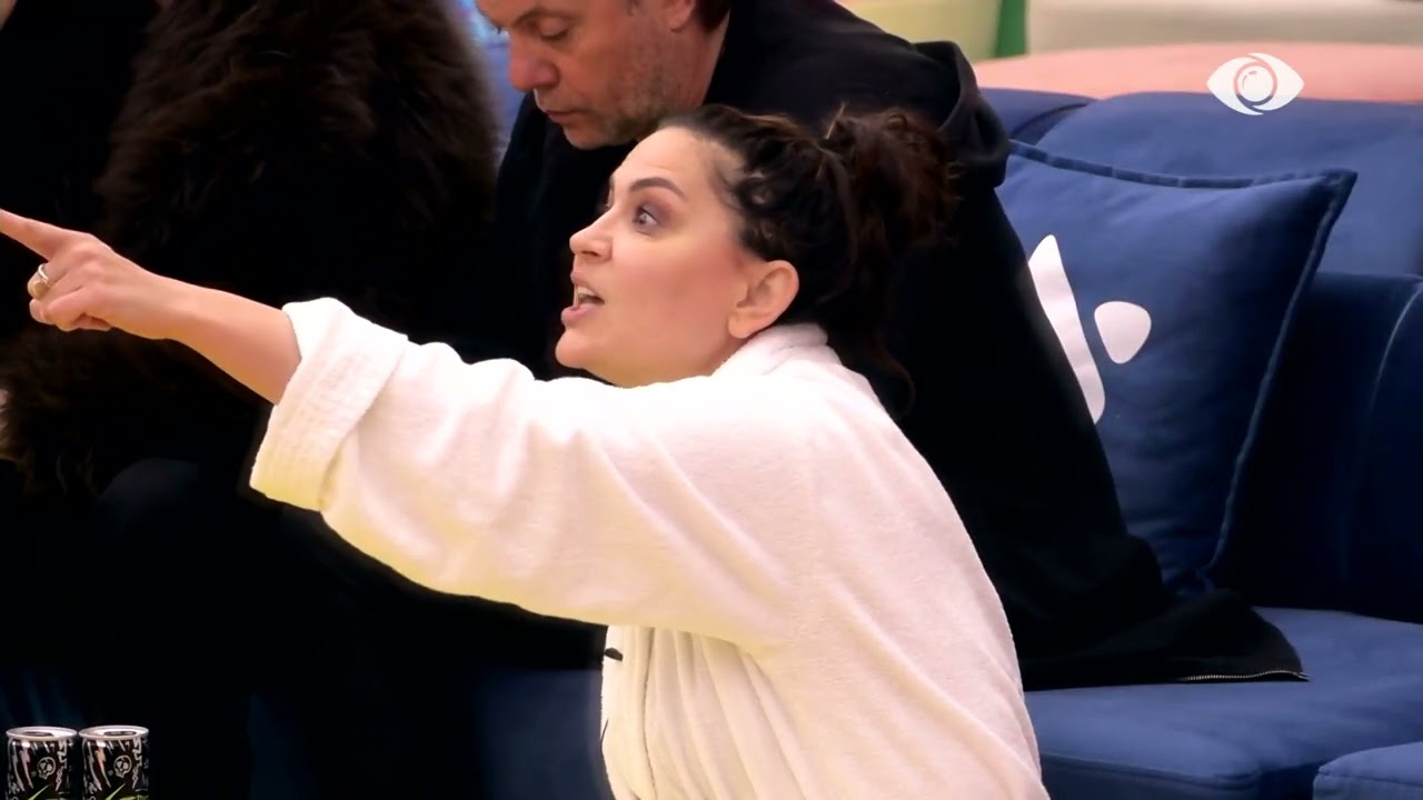 “Ti je fëmijë, nuk kupton…”/ Rozana-Gjestit gjatë debatit të tyre: Kujdes gishtin…