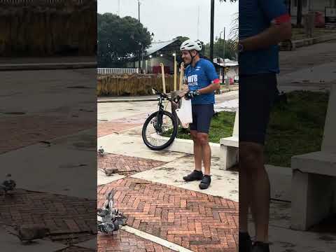 🌽 El gesto que emocionó a todos 🕊️ Alimentando palomas en Morelia, Caquetá MTB al 100%