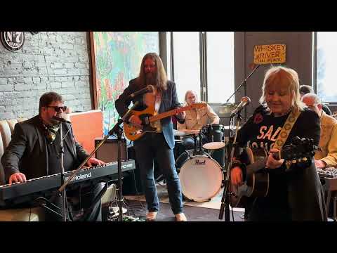Lori Yates & The Empty Glasses - Ring Of Fire - LIVE