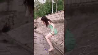 Download lagu sexy asiatique girl need pee pee mp3