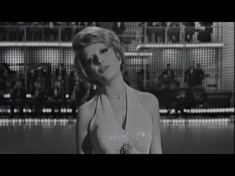 Mina canta "Se telefonando" a Studio Uno