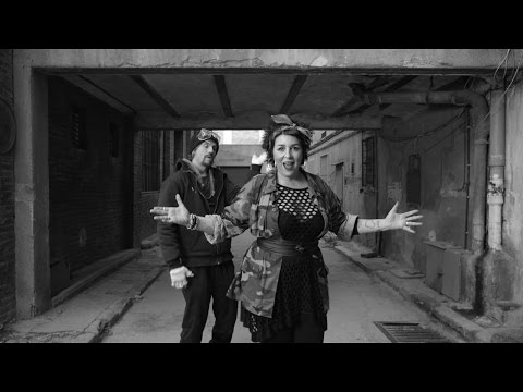 Amparanoia - El Coro De Mi Gente feat. Macaco - Videoclip Oficial
