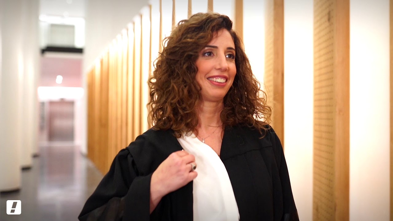 עו”ד עציוני, בוגרת ב”ס למשפטים מספרת על הדרך שלה להצלחה
