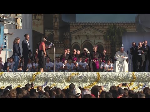 Papa a jóvenes: No te quedes en el banco, salí al campo