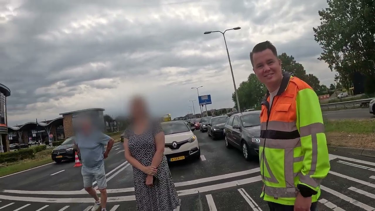 Franse auto na 2 jaar weg + stoplicht oranje vol op de rem