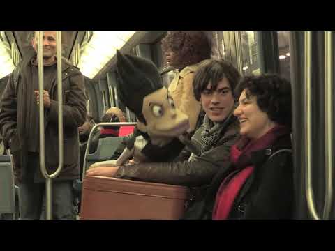 Un ventriloque drague avec sa marionnette dans le métro