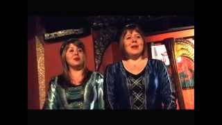 preview picture of video 'Two Wenches singing you raise me up, Ruthin Castle'