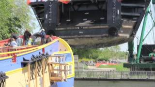 preview picture of video 'Pose du bateau porte à Rochefort'